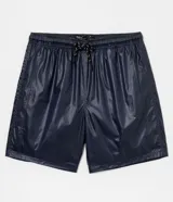 Short de baño azul marino de tejido sintético brilloso, con cintura elástica y cordón ajustable bicolor.