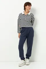 Pantalón de jogging negro de algodón con interior de felpa, bolsillos laterales, cintura elástica y puños ajustados.