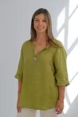 Blusa verde lima de lino con escote en V y manga 3/4.
