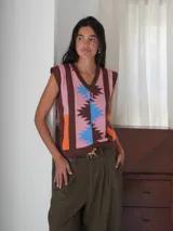 Chaleco sin mangas de tejido de punto con escote en V y diseño geométrico con rayas verticales en tonos marrón, naranja, rosa y celeste.