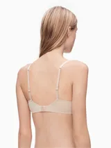 Soutien Calvin Klein modelo Perfectly Fit Flex color piel, con copas moldeadas sin costuras, aro de soporte y tirantes ajustables.