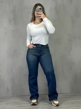 Pantalón de jean azul oscuro, corte wide leg, tiro alto y cinco bolsillos.