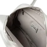 Cartera estilo bowling marca XL Extra Large, color plateado, confeccionada en símil cuero. Cuenta con asas fijas de mano y una correa larga regulable y desmontable. Posee cierre superior y detalle de placa metálica con el logo de la marca en el frente.