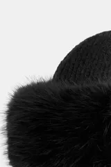 Gorro tipo beanie de punto con detalle de vuelta en el borde con aplicación de pelo sintético a tono.