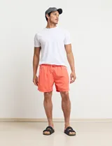 Short de baño celeste.