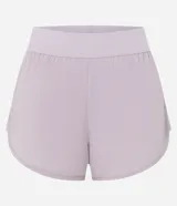 Short deportivo runner de la marca Get Over, color blanco, con cintura ancha elástica y bajo redondeado.