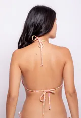 Top de bikini triangular con estampado floral multicolor en tonos rosa, verde y naranja. Tiene tirantes finos para atar en cuello y espalda, forro y copas desmontables.