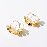 Aros colgantes dorados con forma de argolla y apliques de flores.