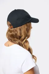 Gorro con visera de lona color negro con bordado en el frente.