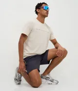 Remera deportiva de manga corta y cuello redondo, confeccionada en tejido tecnológico de poliamida con propiedades de secado rápido y alta respirabilidad. Presenta un diseño minimalista con estampa frontal de lettering discreto.