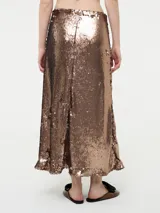 Falda midi negra cubierta de lentejuelas, con tajo frontal y corte recto.