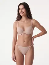 Bombacha tipo colaless de diseño acanalado en color gris melange, con detalles de encaje en los laterales y tiritas regulables.