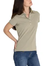 Remera tipo polo de piqué color beige, con cuello camisero, cierre frontal de botones y manga corta. Presenta un pequeño bordado del logo de la marca en el pecho.