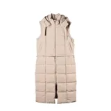 Campera larga tipo puffer color taupe, con diseño acolchado, cierre frontal, capucha y cordón ajustable en la cintura.