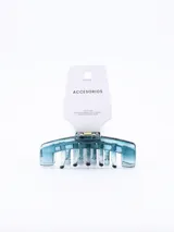 Pinza para el pelo de tipo garra confeccionada en material sintético translúcido color verde con efecto brillante. Posee un cierre de resorte y dientes redondeados para sujetar el cabello.