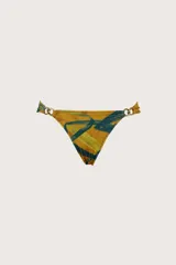 Calzón de bikini estampado en tonos mostaza y verde, con detalles de aros metálicos en los laterales.