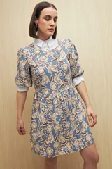 Vestido corto con estampado animal print en tonos beige, negro y marrón. Tiene corte holgado, mangas cortas y falda con vuelo.