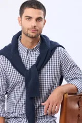 Camisa de manga larga con estampado de cuadros pequeños, cuello abotonado y bolsillo frontal en el pecho con logo bordado.
