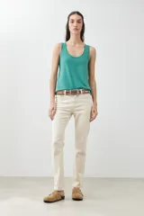Musculosa verde con escote redondo a la base y sisas anchas.