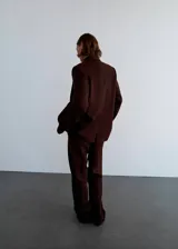 Blazer de corte recto confeccionado en lana, con cuello de solapa con muesca, cierre frontal de un botón, bolsillos laterales con solapa y bolsillo de ribete en el pecho.