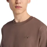 Remera de manga corta New Balance, color marrón, con cuello redondo y logo de la marca bordado en el pecho.