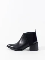 Botines negros de cuero con elásticos laterales y tacón bloque de 6,5 cm.