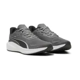 Championes de running Puma Skyrocket Lite, color gris oscuro con detalles en negro y suela blanca. Presentan un diseño aerodinámico con malla transpirable y tecnología Fit+ para un ajuste seguro.