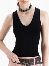 Top negro de tejido frío, ajustado al cuerpo y largo por debajo de la cintura.