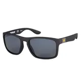 Lentes de sol Caterpillar modelo Yarder con montura cuadrada de color negro mate y cristales polarizados oscuros. Las varillas presentan una textura táctil inspirada en el dibujo de los neumáticos de la marca y una placa metálica con el logo.
