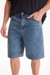 Bermuda de jean de algodón estilo baggy con lavado clásico.