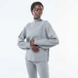 Sweater de punto acanalado en color gris, con cuello alto y mangas largas con diseño ligeramente abullonado.