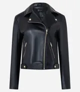 Campera biker color crema confeccionada en cuero sintético, con cuello solapa, cierre frontal con cremallera, bolsillos laterales y mangas largas con detalle de punto roma.