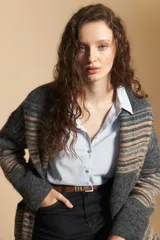 Cardigan largo de tejido suave con diseño de rayas horizontales en tonos gris y tostado. Presenta una silueta relajada y abierta, ideal para superponer en capas.
