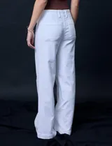 Jean de tiro alto con corte wide leg, color blanco. Presenta pretina con pasadores, cierre frontal con botón y bolsillos funcionales tanto en la parte delantera como en la trasera.