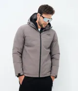 Campera deportiva Get Over para hombre, de color gris, con capucha ajustable, cierre frontal por cremallera, bolsillos, manga larga con ajuste de velcro y estampa lettering en el pecho.