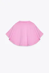 Camiseta gris con efecto lavado, cuello redondo con ribete y mangas cortas tipo capa.