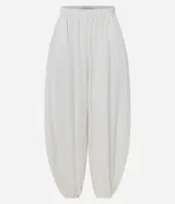 Pantalón balloon de tricolina color blanco, con cintura y puños elásticos, confeccionado en algodón liviano y fresco.
