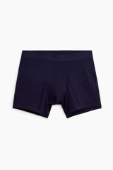 Pack de tres calzoncillos tipo trunk de color azul marino, confeccionados en punto elástico con costuras planas y cintura elástica. Presentan un diseño con parte delantera forrada y tecnología que mantiene la forma.
