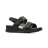 Sandalias casuales de plataforma baja color beige, con tiras ajustables con velcro y detalles metálicos dorados.