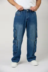 Jean baggy cargo azul de corte amplio, con múltiples bolsillos laterales tipo cargo en las piernas y diseño relajado.