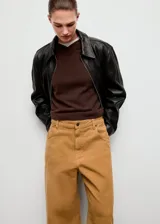 Jeans de tiro bajo y diseño wide leg, confeccionados en tejido de pana color tostado, con cinco bolsillos, trabillas para cinto y cierre frontal con botón y cremallera.