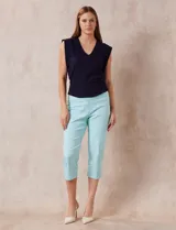 Pantalón capri de corte recto confeccionado en gabardina elastizada, marca Ruby Rd. Presenta una pretina ancha, bolsillos delanteros simulados y bolsillos traseros aplicados. El diseño destaca por un detalle calado en el ruedo.