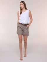 Short de denim azul con bolsillos frontales aplicados, pretina con pasadores, cierre y botón. Incluye un cinturón trenzado de cuero marrón.