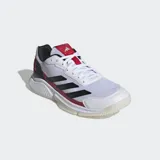 Championes de pádel Adidas Courtquick diseñados para movimientos rápidos, con exterior textil liviano en color blanco y detalles en negro y rojo. Incorporan tecnología Bounce en la mediasuela y acolchado Cloudfoam para mayor confort, además de puntera Adituff y suela Adiwear resistente al desgaste.