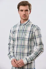 Camisa de manga larga de calce slim, con diseño a cuadros en tonos azul oscuro, verde y blanco. Presenta cuello camisero con botones y bolsillo ojal en el pecho con detalle bordado.