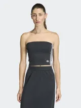 Top strapless Adidas de calce ajustado, color negro con las icónicas tres tiras blancas en los costados y el logo del Trifolio bordado en el pecho.