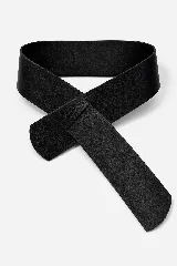 Faja ancha de cuero color negro, con diseño envolvente y cierre mediante nudo o pasador.