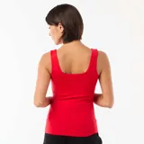 Camiseta de tirantes anchos y cuello cuadrado de color rojo, con diseño ajustado al cuerpo.