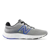 Championes de running New Balance modelo 520 v8, con empeine de malla técnica sin costuras, entresuela de EVA acolchada y suela de goma. Diseño en color gris con detalles en azul y verde.