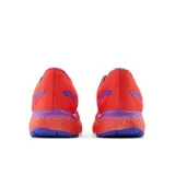 Championes de running New Balance 880 para hombre, color naranja con detalles en azul y violeta.